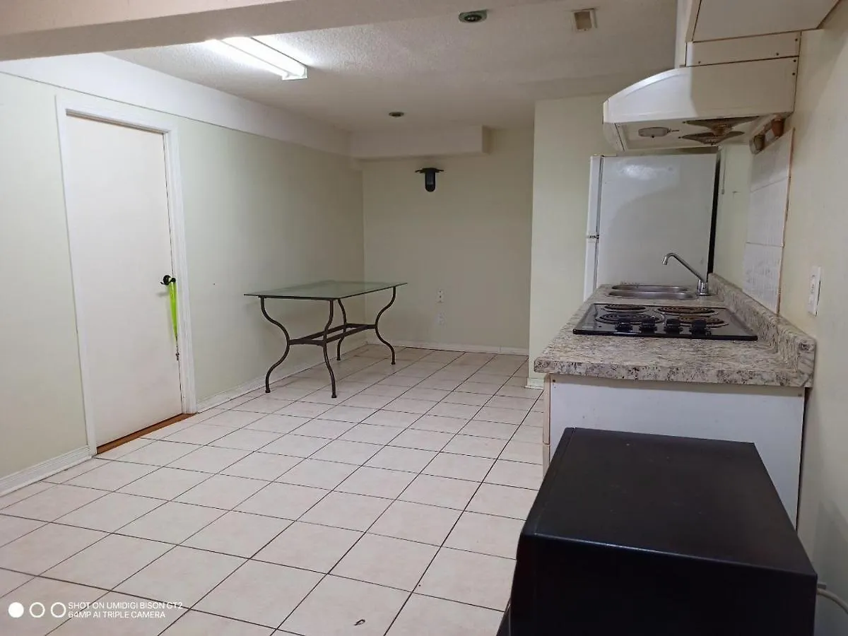 Guest house Stb - Cozy Nest - Double Bedroom With Private Washroom Toronto