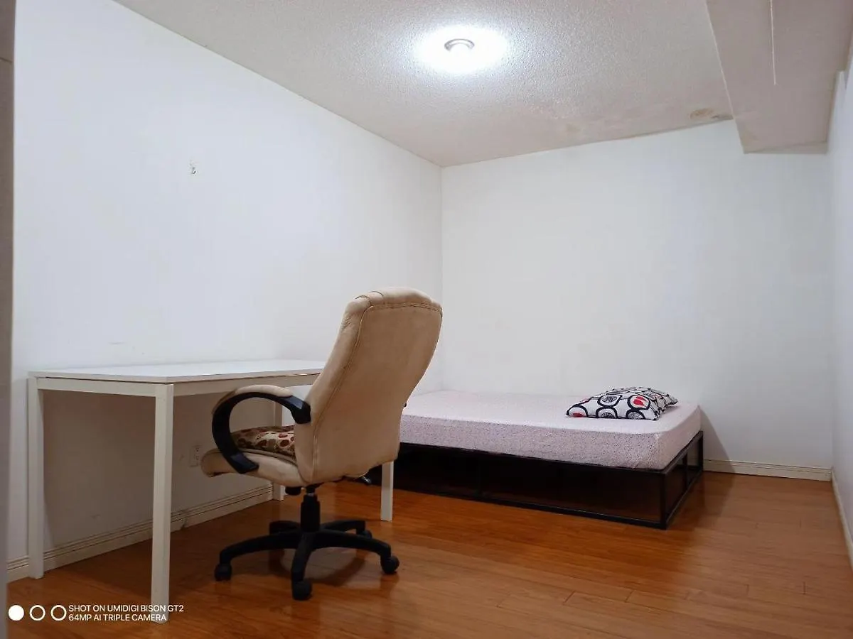 Guest house Stb - Cozy Nest - Double Bedroom With Private Washroom Toronto